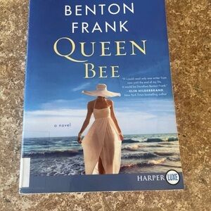 Queen Bee by Benton Frank Book **